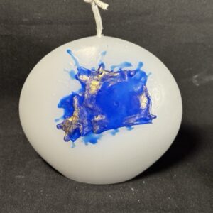 Bougie disque 10 cm de la collection Nuit Étoilée, en cire minérale et végétale blanche avec finitions bleu outremer et dorures appliquées à la main. Création artisanale boo-j, 250 g environ, combustion ± 20 h.