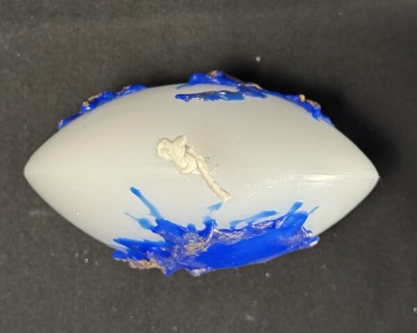 Bougie disque 10 cm de la collection Nuit Étoilée, en cire minérale et végétale blanche avec finitions bleu outremer et dorures appliquées à la main. Création artisanale boo-j, 250 g environ, combustion ± 20 h.