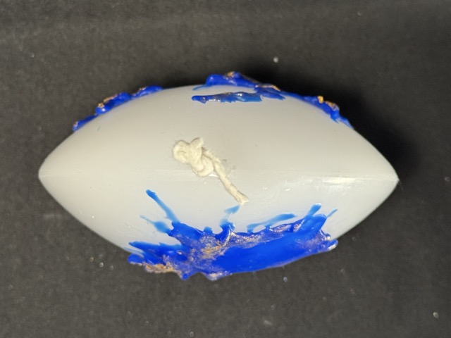 Bougie disque 10 cm de la collection Nuit Étoilée, en cire minérale et végétale blanche avec finitions bleu outremer et dorures appliquées à la main. Création artisanale boo-j, 250 g environ, combustion ± 20 h.