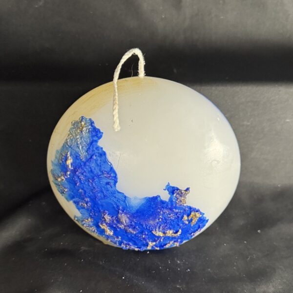 Bougie disque 14 cm de la collection Nuit Étoilée, en cire minérale et végétale blanche, avec finition bleu outremer et dorures à la main. Création artisanale boo-j, environ 520 g, combustion ± 50 h.