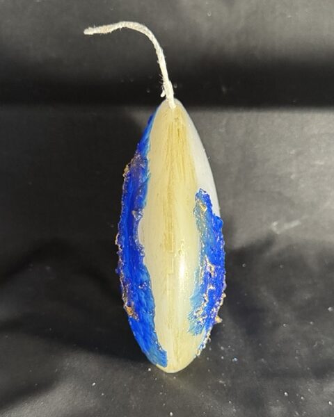 Bougie disque 14 cm de la collection Nuit Étoilée, en cire minérale et végétale blanche, avec finition bleu outremer et dorures à la main. Création artisanale boo-j, environ 520 g, combustion ± 50 h.