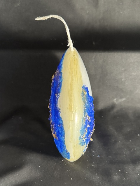 Bougie disque 14 cm de la collection Nuit Étoilée, en cire minérale et végétale blanche, avec finition bleu outremer et dorures à la main. Création artisanale boo-j, environ 520 g, combustion ± 50 h.