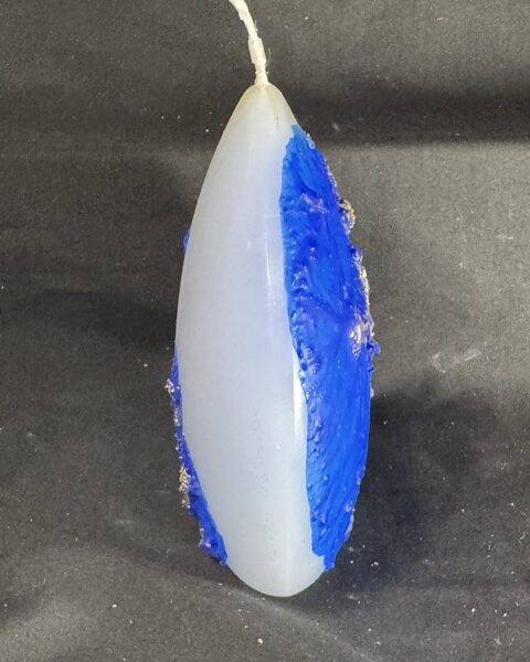 Bougie disque 14 cm de la collection Nuit Étoilée, en cire minérale et végétale blanche, avec finition bleu outremer et dorures à la main. Création artisanale boo-j, environ 520 g, combustion ± 50 h.