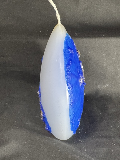 Bougie disque 14 cm de la collection Nuit Étoilée, en cire minérale et végétale blanche, avec finition bleu outremer et dorures à la main. Création artisanale boo-j, environ 520 g, combustion ± 50 h.