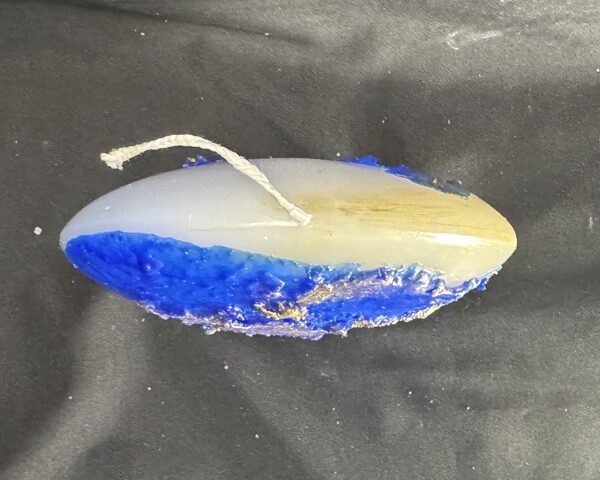 Bougie disque 14 cm de la collection Nuit Étoilée, en cire minérale et végétale blanche, avec finition bleu outremer et dorures à la main. Création artisanale boo-j, environ 520 g, combustion ± 50 h.