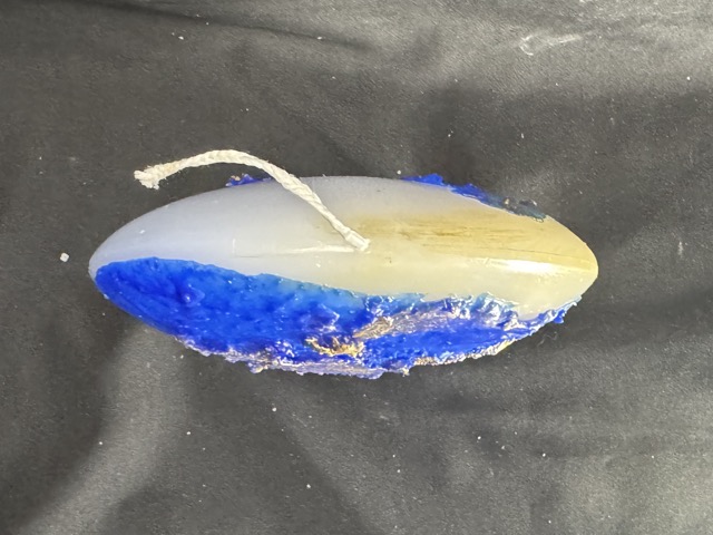 Bougie disque 14 cm de la collection Nuit Étoilée, en cire minérale et végétale blanche, avec finition bleu outremer et dorures à la main. Création artisanale boo-j, environ 520 g, combustion ± 50 h.