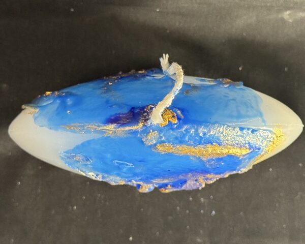 Bougie disque 14 cm de la collection Nuit Étoilée, en cire minérale et végétale blanche, avec finition bleu outremer et dorures à la main. Création artisanale boo-j, environ 520 g, combustion ± 50 h.