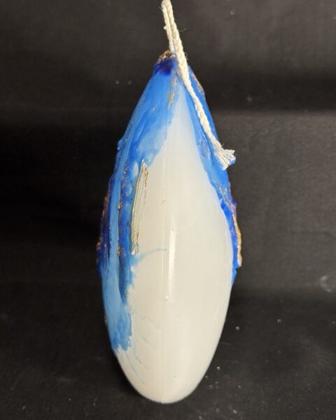 Bougie disque 14 cm de la collection Nuit Étoilée, en cire minérale et végétale blanche, avec finition bleu outremer et dorures à la main. Création artisanale boo-j, environ 520 g, combustion ± 50 h.