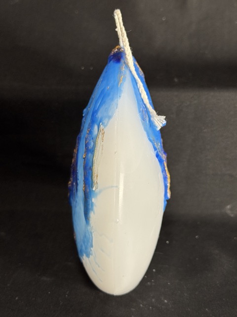 Bougie disque 14 cm de la collection Nuit Étoilée, en cire minérale et végétale blanche, avec finition bleu outremer et dorures à la main. Création artisanale boo-j, environ 520 g, combustion ± 50 h.