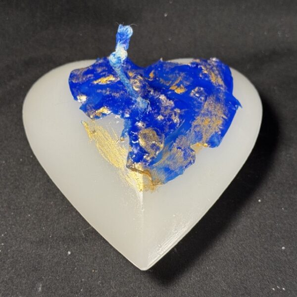 Boo-j_NUIT-ETOILEE_COEUR-PLAT_BLANC-bleu-outremer-DORE-2 Bougie cœur plat de la collection Nuit Étoilée, en cire minérale et végétale blanche avec finitions bleu outremer et dorures à la main. Création artisanale boo-j, env. 190 g, combustion ± 14 h.