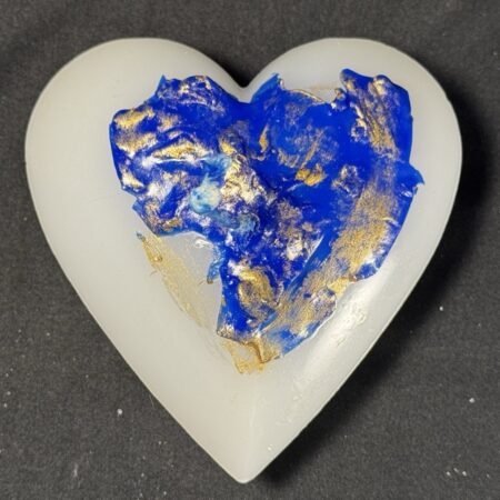 Bougie cœur plat de la collection Nuit Étoilée, en cire minérale et végétale blanche avec finitions bleu outremer et dorures à la main. Création artisanale boo-j, env. 190 g, combustion ± 14 h.