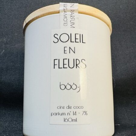 Bougie parfumée Soleil en Fleurs, en pot blanc, coulée à la main en cire de coco parfum jasmin bergamote, fabriquée dans le canton de Vaud par boo-j.