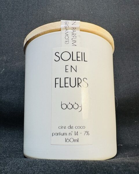Bougie parfumée Soleil en Fleurs, en pot blanc, coulée à la main en cire de coco parfum jasmin bergamote, fabriquée dans le canton de Vaud par boo-j.