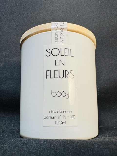 Bougie parfumée Soleil en Fleurs, en pot blanc, coulée à la main en cire de coco parfum jasmin bergamote, fabriquée dans le canton de Vaud par boo-j.