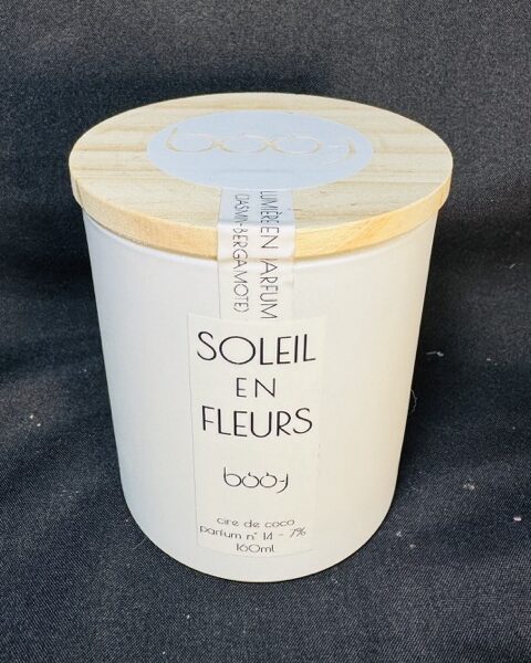 Bougie parfumée Soleil en Fleurs, en pot blanc, coulée à la main en cire de coco parfum jasmin bergamote, fabriquée dans le canton de Vaud par boo-j.