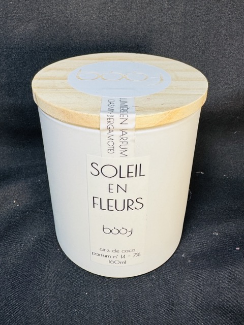 Bougie parfumée Soleil en Fleurs, en pot blanc, coulée à la main en cire de coco parfum jasmin bergamote, fabriquée dans le canton de Vaud par boo-j.