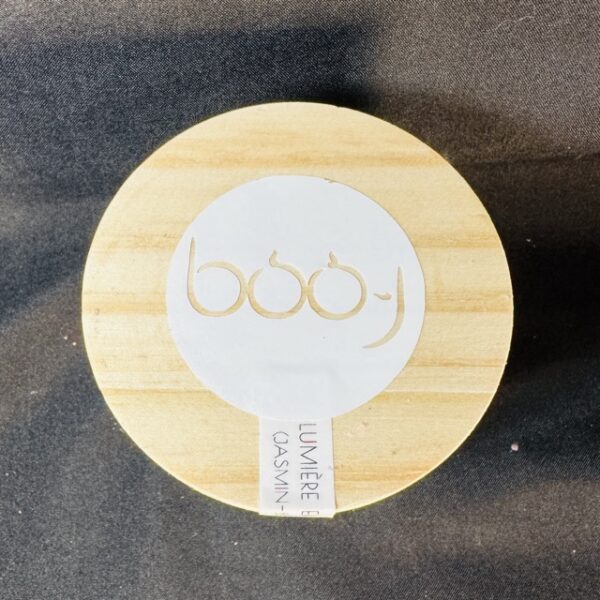 Bougie parfumée Soleil en Fleurs, en pot blanc, coulée à la main en cire de coco parfum jasmin bergamote, fabriquée dans le canton de Vaud par boo-j.