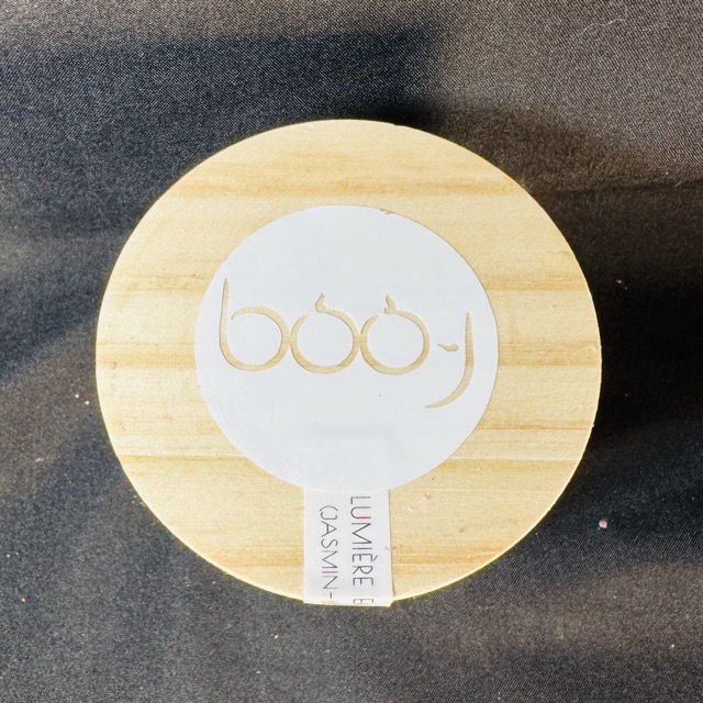Bougie parfumée Soleil en Fleurs, en pot blanc, coulée à la main en cire de coco parfum jasmin bergamote, fabriquée dans le canton de Vaud par boo-j.