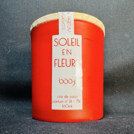 Bougie parfumée Soleil en Fleurs, en pot rouge, coulée à la main en cire de coco parfum jasmin bergamote, fabriquée dans le canton de Vaud par boo-j.