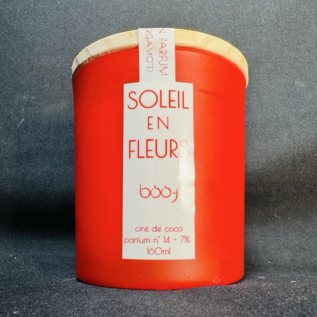 Bougie parfumée Soleil en Fleurs, en pot rouge, coulée à la main en cire de coco parfum jasmin bergamote, fabriquée dans le canton de Vaud par boo-j.