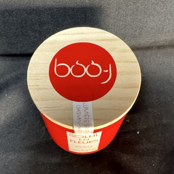 Bougie parfumée Soleil en Fleurs, en pot rouge, coulée à la main en cire de coco parfum jasmin bergamote, fabriquée dans le canton de Vaud par boo-j.
