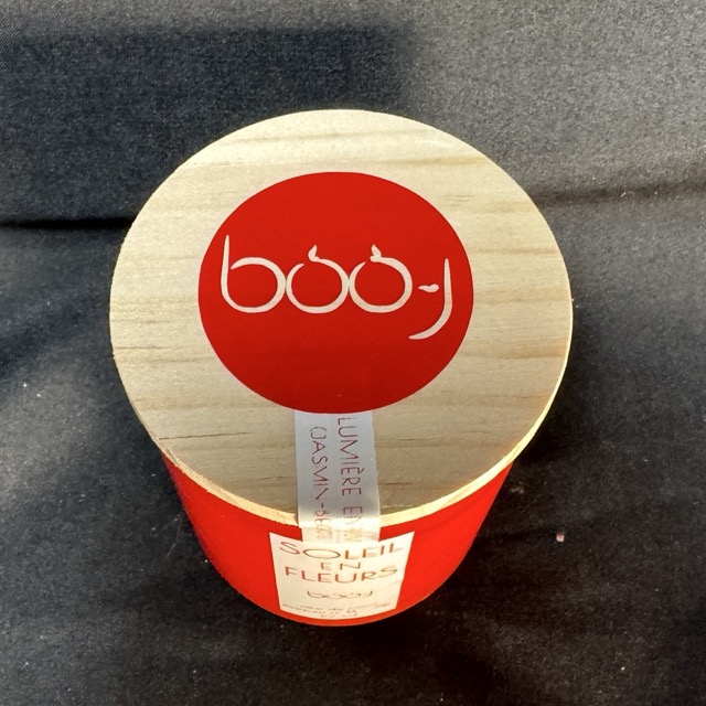 Bougie parfumée Soleil en Fleurs, en pot rouge, coulée à la main en cire de coco parfum jasmin bergamote, fabriquée dans le canton de Vaud par boo-j.