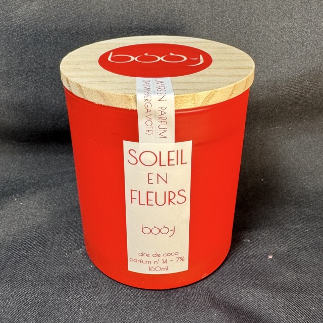 Bougie parfumée Soleil en Fleurs, en pot rouge, coulée à la main en cire de coco parfum jasmin bergamote, fabriquée dans le canton de Vaud par boo-j.
