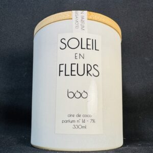Bougie parfumée Soleil en Fleurs, en pot blanc 330 ml, coulée à la main en cire de coco parfum jasmin bergamote, fabriquée dans le canton de Vaud par boo-j.