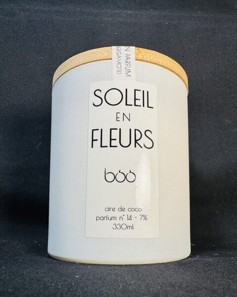 Bougie parfumée Soleil en Fleurs, en pot blanc 330 ml, coulée à la main en cire de coco parfum jasmin bergamote, fabriquée dans le canton de Vaud par boo-j.