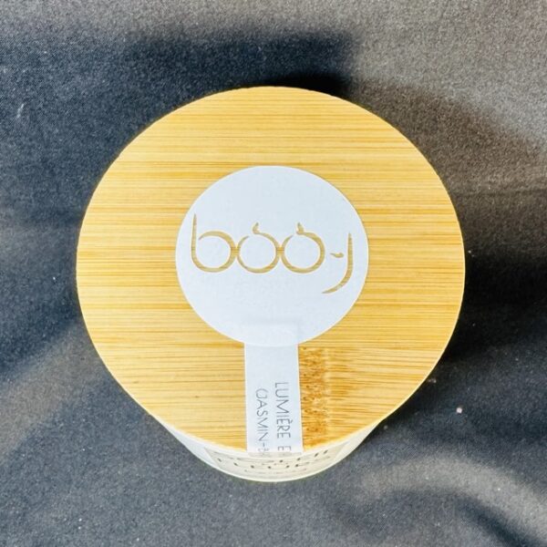 Bougie parfumée Soleil en Fleurs, en pot blanc 330 ml, coulée à la main en cire de coco parfum jasmin bergamote, fabriquée dans le canton de Vaud par boo-j.