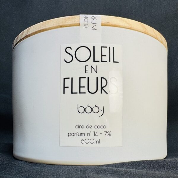 Bougie parfumée Soleil en Fleurs — jasmin bergamote, pot blanc 600 ml | boo-j Bougie parfumée Soleil en Fleurs, en pot blanc 600 ml, coulée à la main en cire de coco parfum jasmin bergamote, fabriquée dans le canton de Vaud par boo-j.
