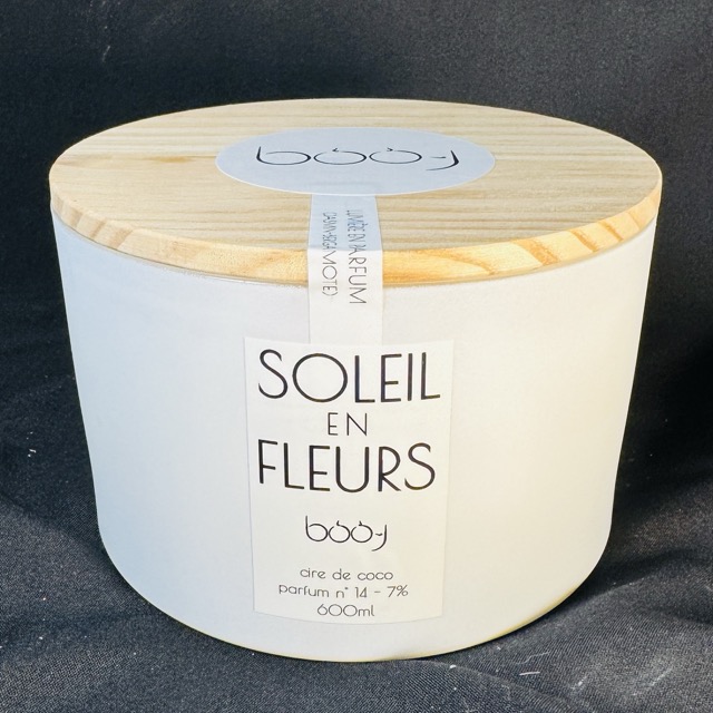 Bougie parfumée Soleil en Fleurs — jasmin bergamote, pot blanc 600 ml | boo-j Bougie parfumée Soleil en Fleurs, en pot blanc 600 ml, coulée à la main en cire de coco parfum jasmin bergamote, fabriquée dans le canton de Vaud par boo-j.