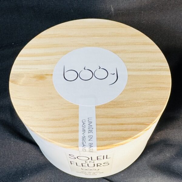 Bougie parfumée Soleil en Fleurs — jasmin bergamote, pot blanc 600 ml | boo-j Bougie parfumée Soleil en Fleurs, en pot blanc 600 ml, coulée à la main en cire de coco parfum jasmin bergamote, fabriquée dans le canton de Vaud par boo-j.