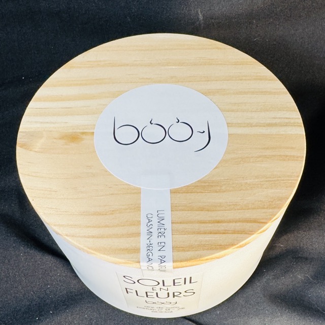Bougie parfumée Soleil en Fleurs — jasmin bergamote, pot blanc 600 ml | boo-j Bougie parfumée Soleil en Fleurs, en pot blanc 600 ml, coulée à la main en cire de coco parfum jasmin bergamote, fabriquée dans le canton de Vaud par boo-j.