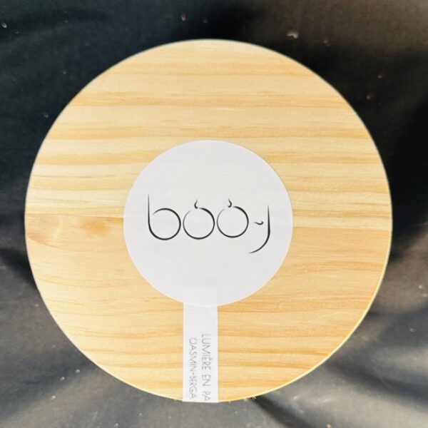 Bougie parfumée Soleil en Fleurs — jasmin bergamote, pot blanc 600 ml | boo-j Bougie parfumée Soleil en Fleurs, en pot blanc 600 ml, coulée à la main en cire de coco parfum jasmin bergamote, fabriquée dans le canton de Vaud par boo-j.