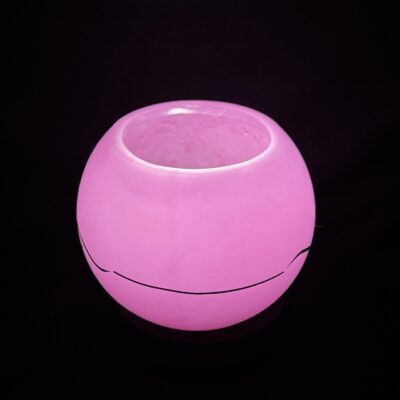 Photophore sphérique rose translucide à vagues – boo-j Photophore sphérique rose en cire minérale translucide, décoré d’un motif de vagues noires, fait main dans le canton de Vaud.