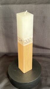 Bougie pilier 20 cm — cire végétale et minérale champagne doré | boo-j Bougie pilier bicolore blanche et champagne doré — cire végétale et minérale, finition satinée. Dimensions 3,8×3,8×20 cm, environ 240 g, combustion ± 20 h.