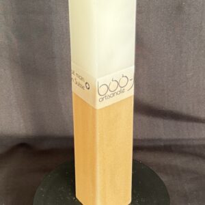 Bougie pilier bicolore blanche et champagne doré — cire végétale et minérale, finition satinée. Dimensions 3,8×3,8×20 cm, environ 240 g, combustion ± 20 h.