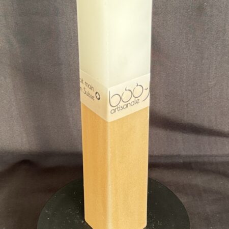 Bougie pilier 20 cm — cire végétale et minérale champagne doré | boo-j Bougie pilier bicolore blanche et champagne doré — cire végétale et minérale, finition satinée. Dimensions 3,8×3,8×20 cm, environ 240 g, combustion ± 20 h.