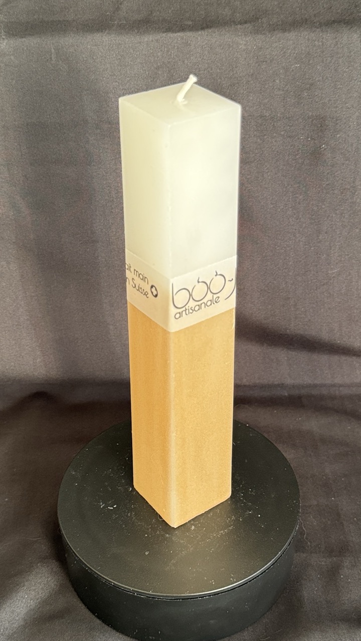 Bougie pilier bicolore blanche et champagne doré — cire végétale et minérale, finition satinée. Dimensions 3,8×3,8×20 cm, environ 240 g, combustion ± 20 h.