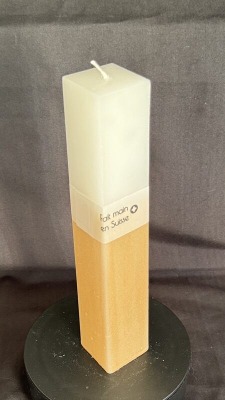 Bougie pilier 20 cm — cire végétale et minérale champagne doré | boo-j Bougie pilier bicolore blanche et champagne doré — cire végétale et minérale, finition satinée. Dimensions 3,8×3,8×20 cm, environ 240 g, combustion ± 20 h.