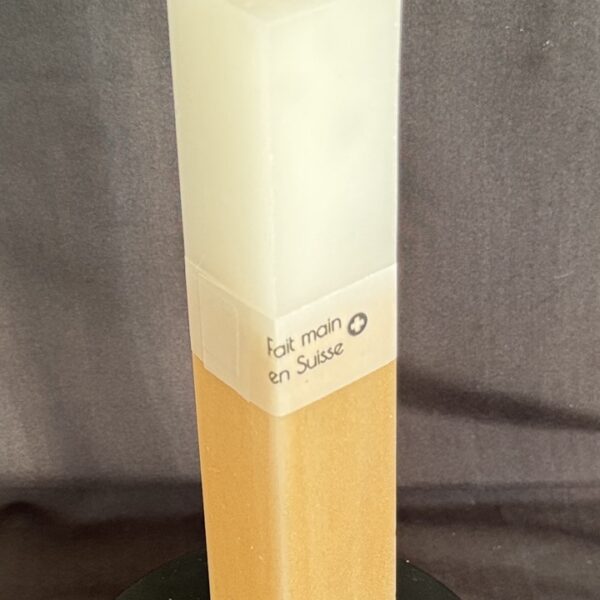 Bougie pilier 20 cm — cire végétale et minérale champagne doré | boo-j Bougie pilier bicolore blanche et champagne doré — cire végétale et minérale, finition satinée. Dimensions 3,8×3,8×20 cm, environ 240 g, combustion ± 20 h.