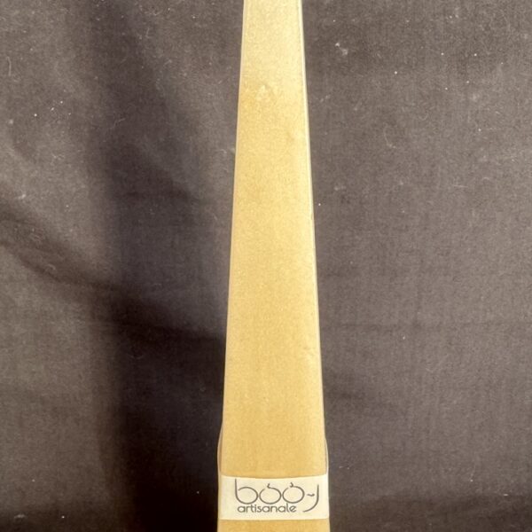 Bougie pyramide blanche — cire végétale et minérale, finition satinée champagne doré. Hauteur 35 cm, environ 430 g, combustion ± 40 h.