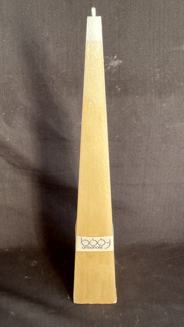 Bougie pyramide blanche — cire végétale et minérale, finition satinée champagne doré. Hauteur 35 cm, environ 430 g, combustion ± 40 h.