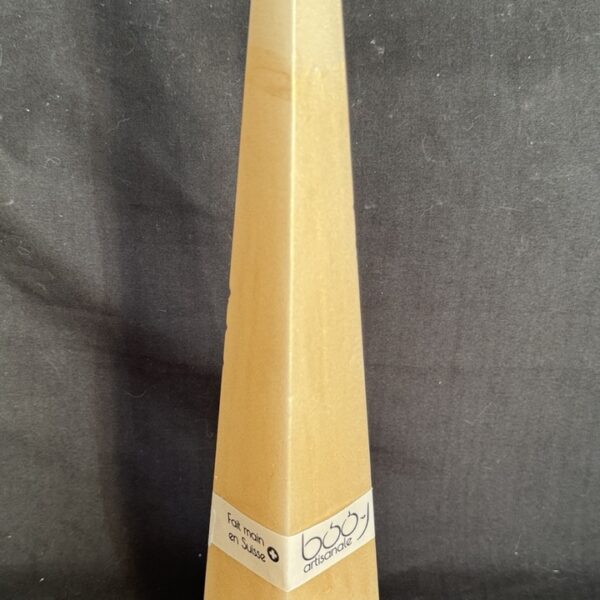 Bougie pyramide blanche — cire végétale et minérale, finition satinée champagne doré. Hauteur 35 cm, environ 430 g, combustion ± 40 h.