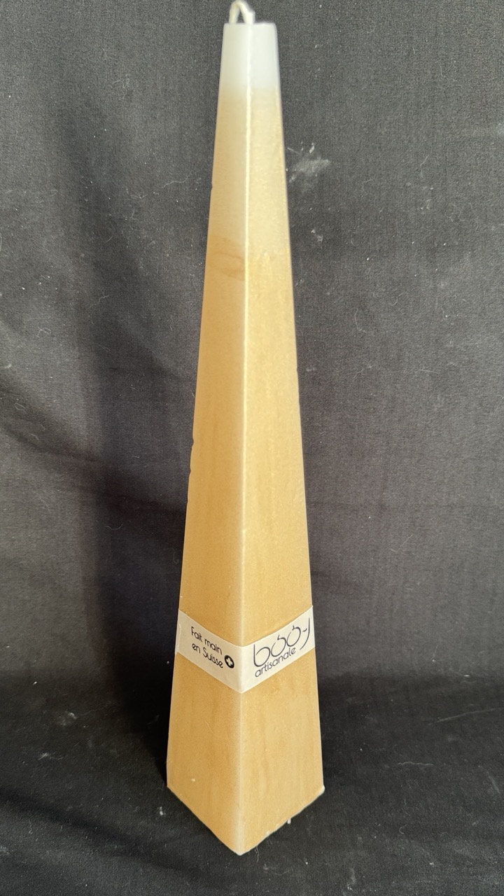 Bougie pyramide blanche — cire végétale et minérale, finition satinée champagne doré. Hauteur 35 cm, environ 430 g, combustion ± 40 h.