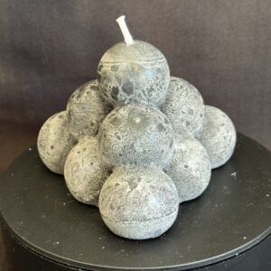 Bougie pyramide à bulles effet pierre de volcan en cire végétale — création artisanale boo-j