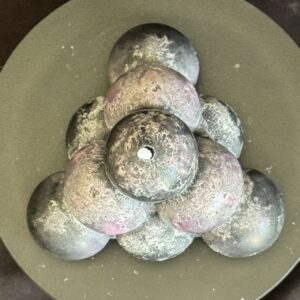 Bougie pyramide à bulles noir-violet en cire de stéarine à effet cristallisé — création artisanale boo-j