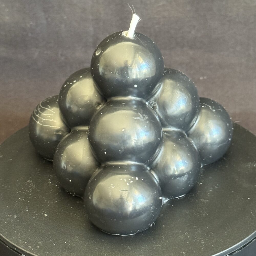Bougie pyramide à bulles noire en cire minérale et végétale — création artisanale boo-j