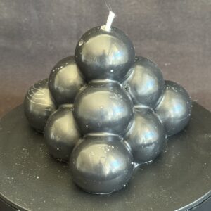 Bougie pyramide à bulles noire en cire minérale et végétale — création artisanale boo-j